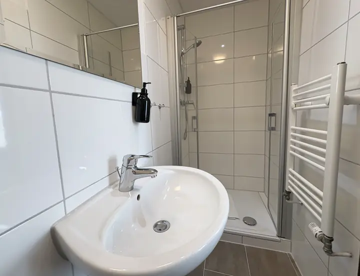 Helles Bad mit Dusche und Waschbecken