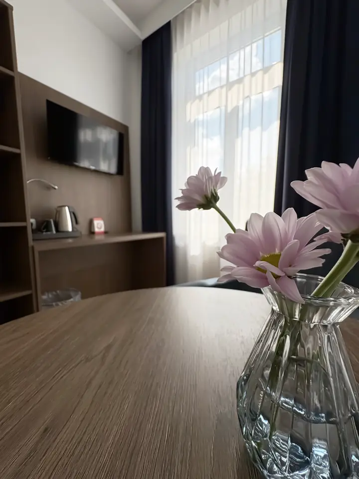 Blumen auf dem kleinen Tisch der Sitzecke