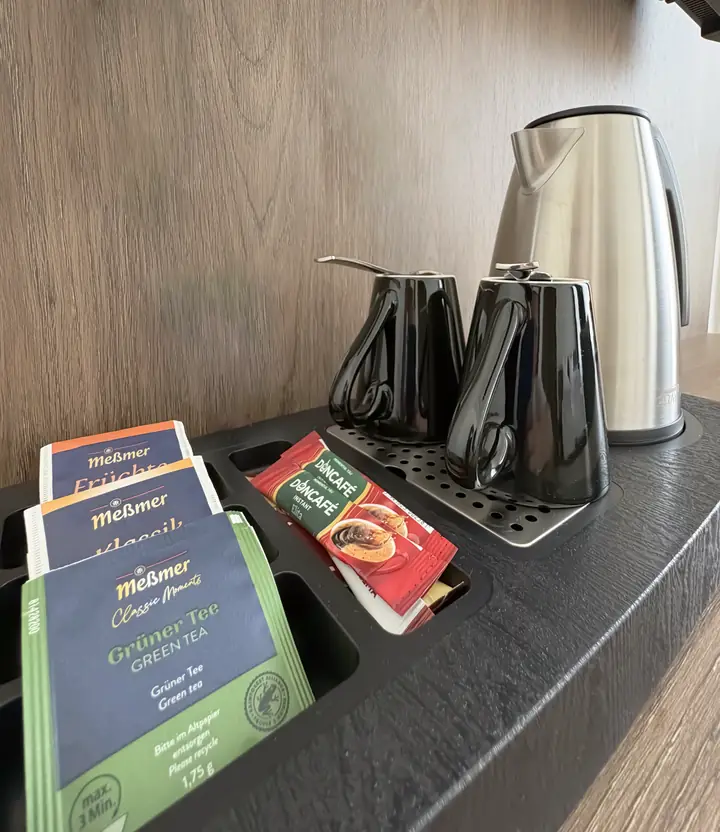 Wasserkocher mit Tee und Kaffee im Zimmer