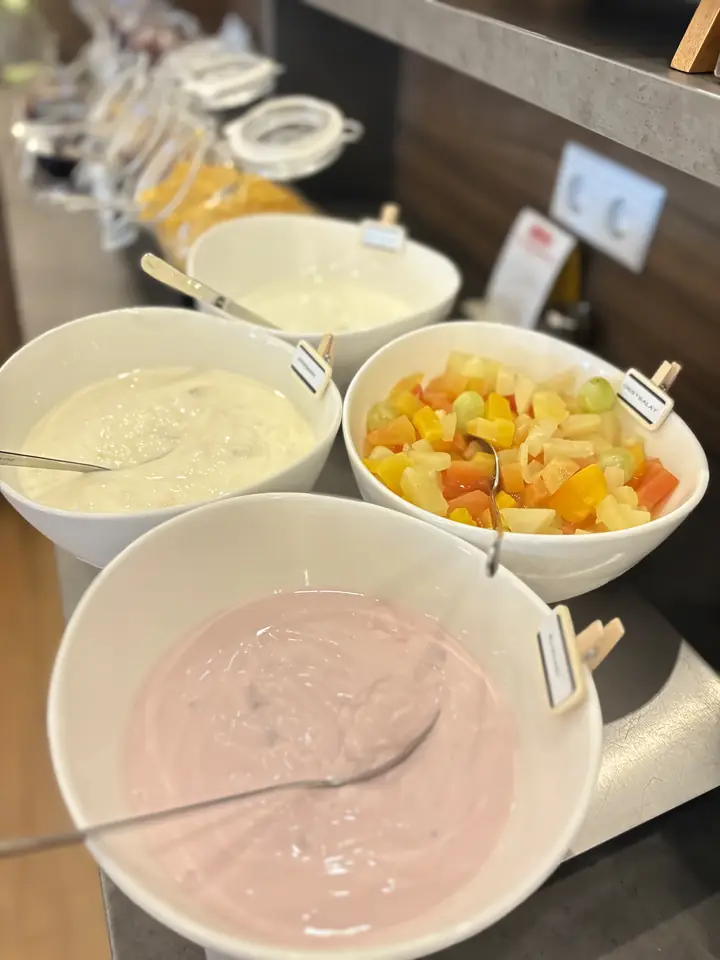 Fresh fruit, yoghurt and quark on the buffet