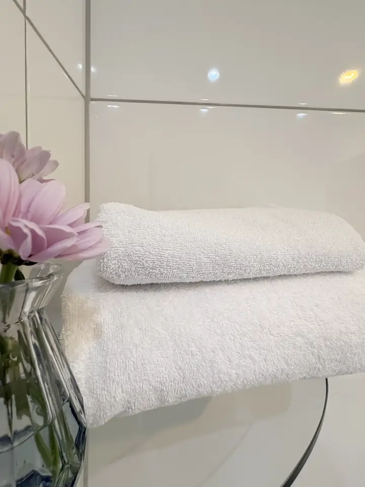 Frische Handtücher und Blumen